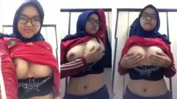 Video Jilbab Bugil Berkacamata Remas Toket Gede Video by TXXX