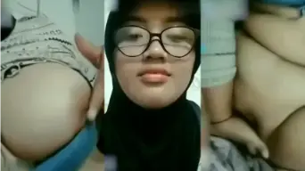 Hijab Kacamata Pamer Meki OmeTV Video by Eporner