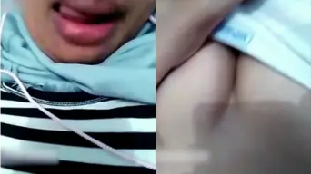 Cewek Hijab Melet Mainin Susu Video by xNxx