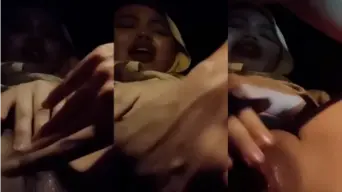 Kobelin Memek Ayang Jilboobs di Dalem Mobil Video by TXXX